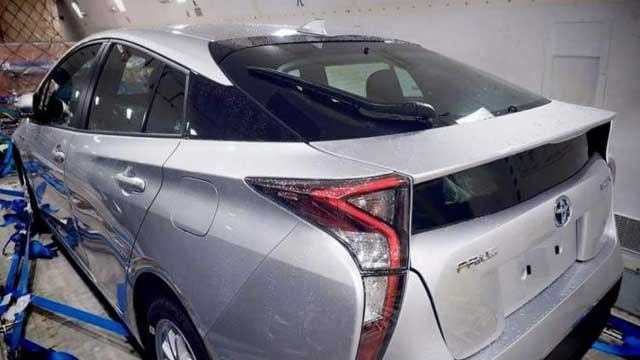 2016-toyota-Prius-2