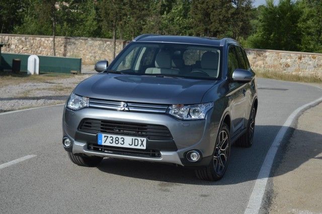 Mitsubishi-Outlander-PHEV-25