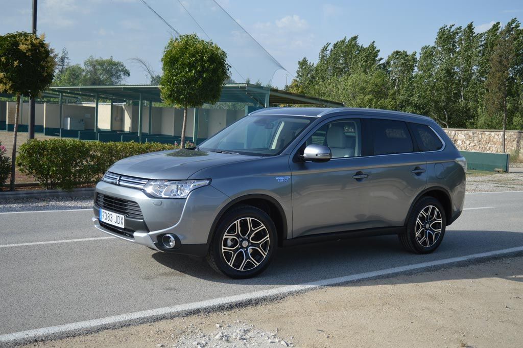 Mitsubishi-Outlander-PHEV-35