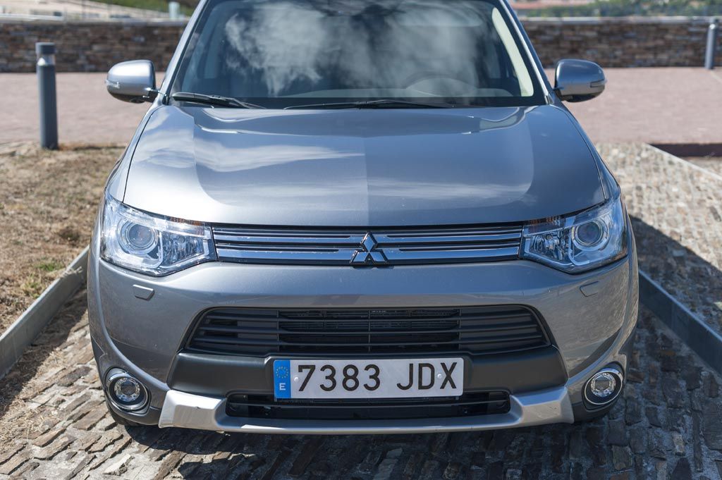 Mitsubishi-Outlander-PHEV-8