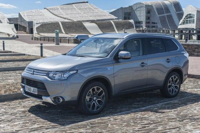 Mitsubishi-Outlander-PHEV-9