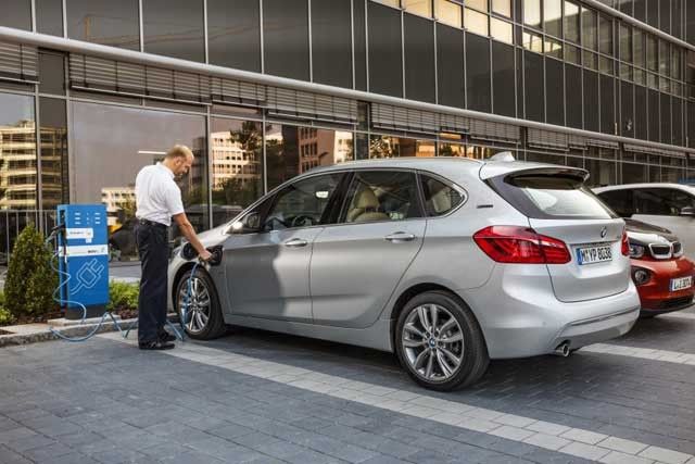 BMW-225xe-Active-Tourer-Plug-in-Hybrid-26-850x567