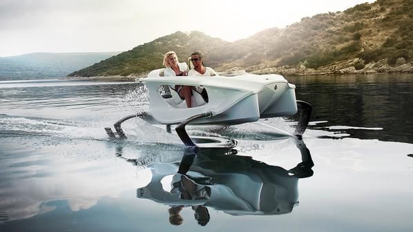 Quadrofoil. Mitad lancha, mitad moto de agua, todo eléctrica