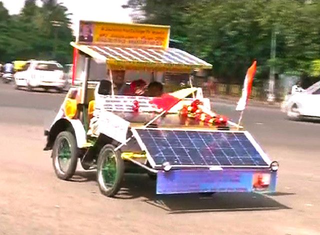 Un indio quiere recorrer 1.740 kilómetros en un coche solar construido por él