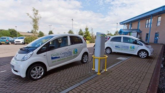 Dundee, Escocia. Los coches eléctricos reducen las emisiones un 30%, y logran un importante ahorro económico