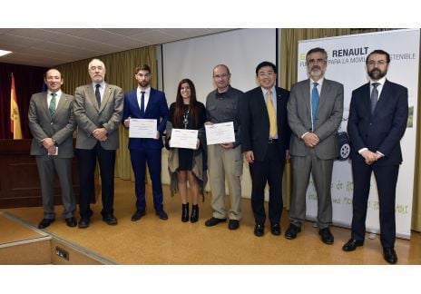 Renault entrega el premio del concurso al mejor proyecto de fin de carrera sobre Movilidad Sostenible