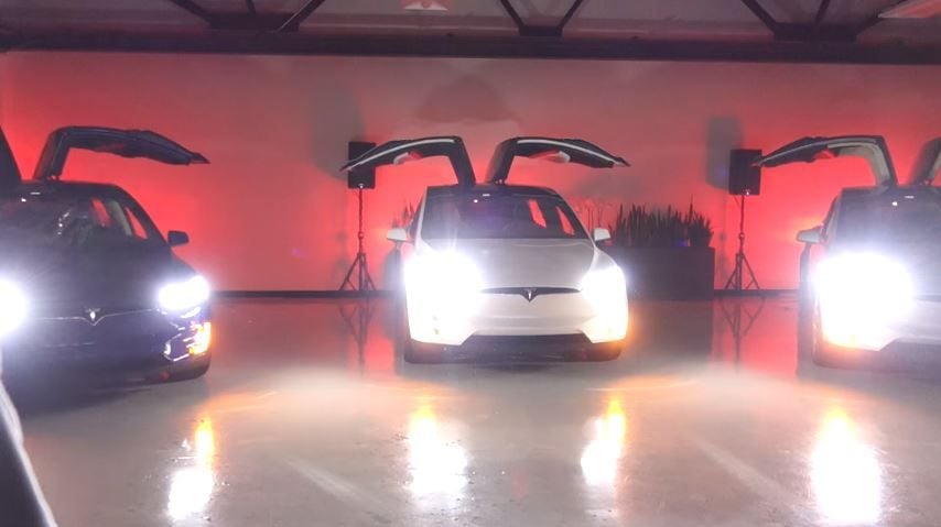 El Tesla Model X te desea una Feliz Navidad (Vídeo)