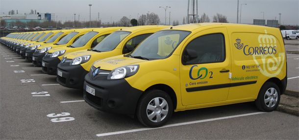 Correos electrifica su flota de reparto. 25 Renault Kangoo ZE y 100 scooters eléctricos