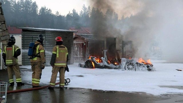 Tesla bursts into flames 2