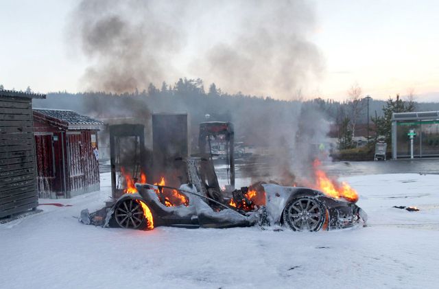 Un Tesla Model S arde mientras estaba recargando en Noruega