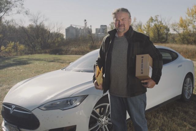 El cartero que hace su reparto en un Tesla Model S