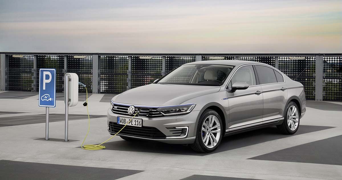 Volkswagen paraliza los pedidos del Golf y Passat GTE por la enorme cantidad de pedidos que desbordan la capacidad de producción