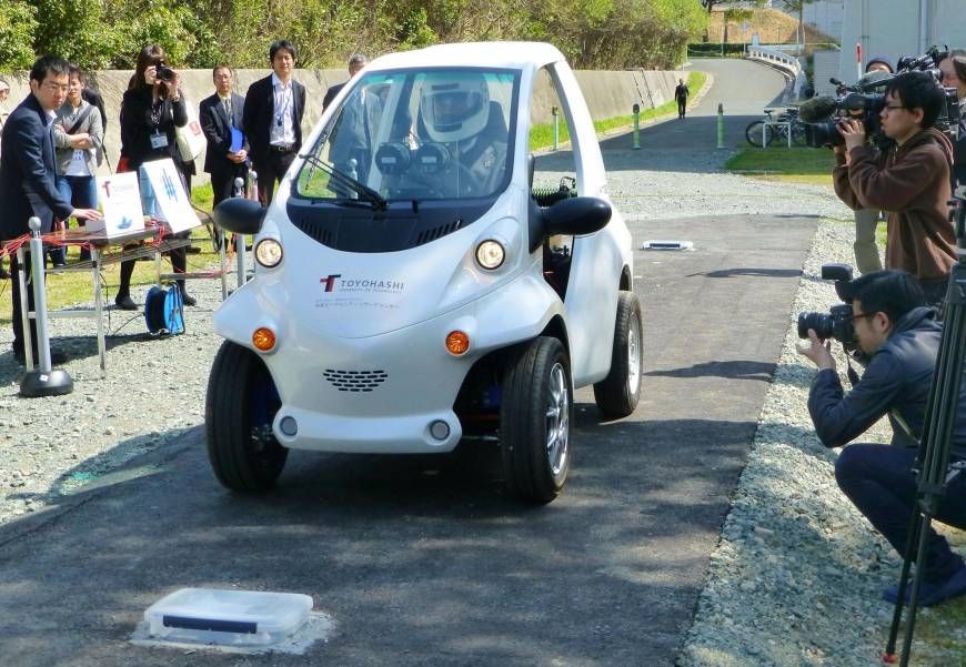 Desarrolladores japoneses diseñan un coche eléctrico que se recarga por las ruedas