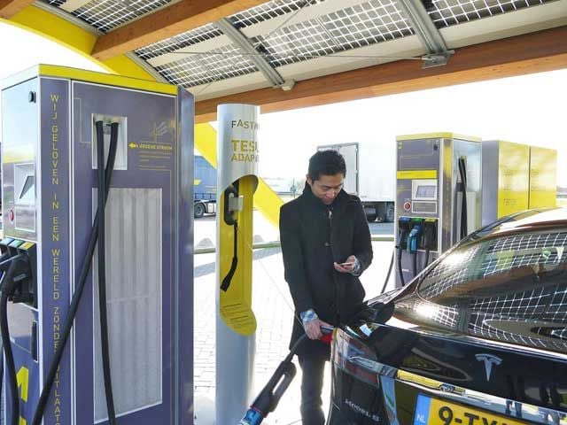 ¿Será Fastned una alternativa a los Supercargadores de Tesla?