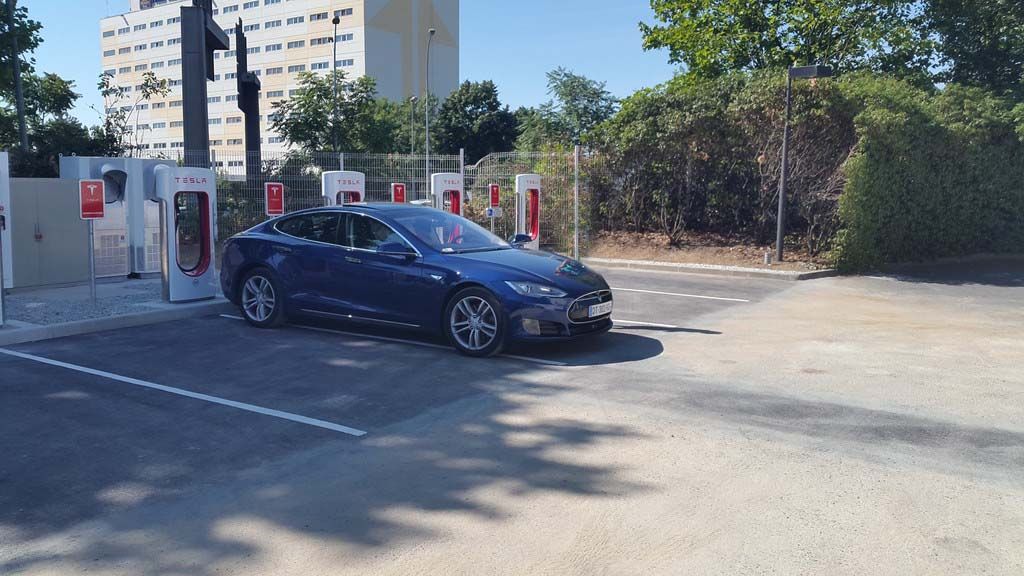 Abre el Supercargador de Tesla en Bayona, Francia