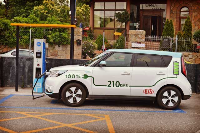 La Comunidad y el Ayuntamiento de Madrid empiezan el despliegue de una red de recarga rápida para coches eléctricos