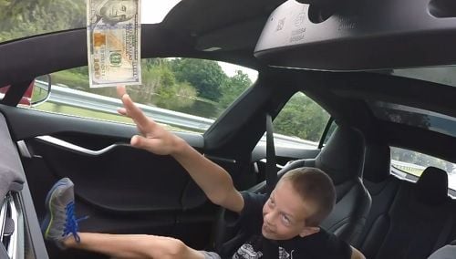 Tesla Model S P90DL contra...un niño y 100 dólares