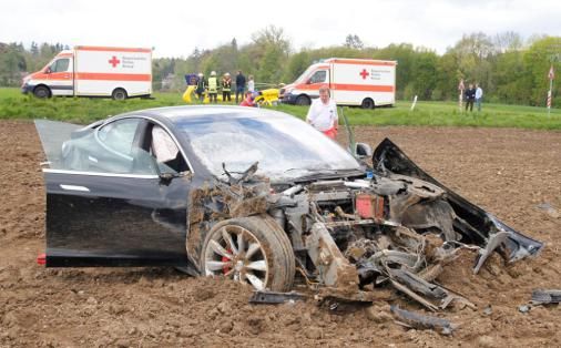 model-s-crash-germany-3