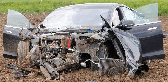 Este espectacular accidente de un Tesla Model S nos muestra su gran seguridad