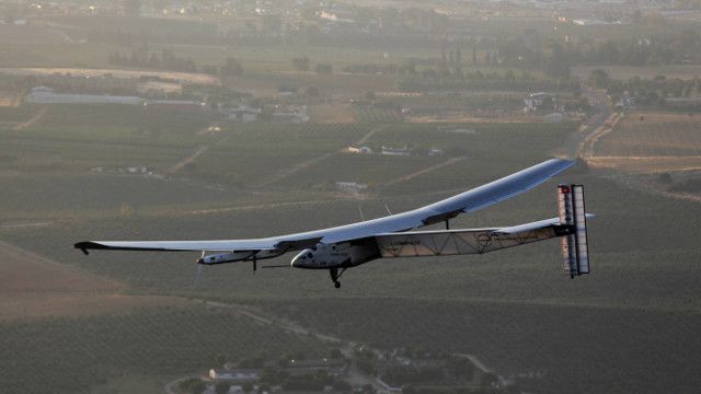 El Solar Impulse aterriza en Sevilla después de cruzar el océano Atlántico