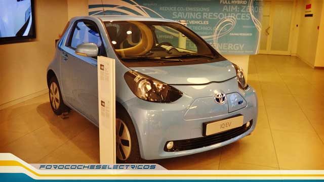 Toyota empieza a dar signos de flaqueza en su negativa al coche eléctrico