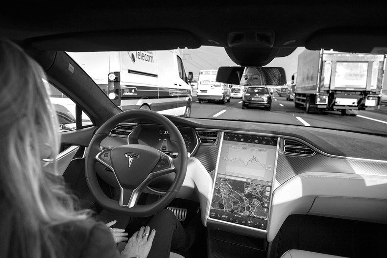 Consumer Reports recomienda a Tesla deshabilitar el sistema Autopilot