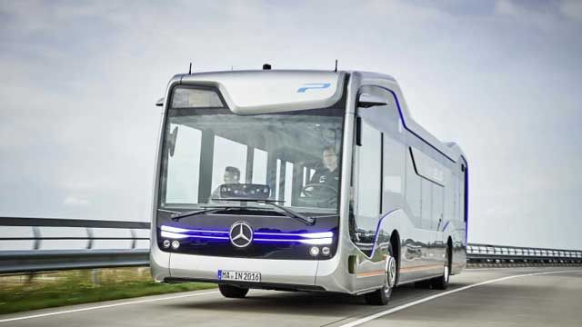 Mercedes presenta un autobús autónomo que recorre 20 kms por entornos urbanos