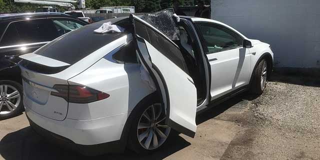 Cuidado con las puertas traseras del Tesla Model X