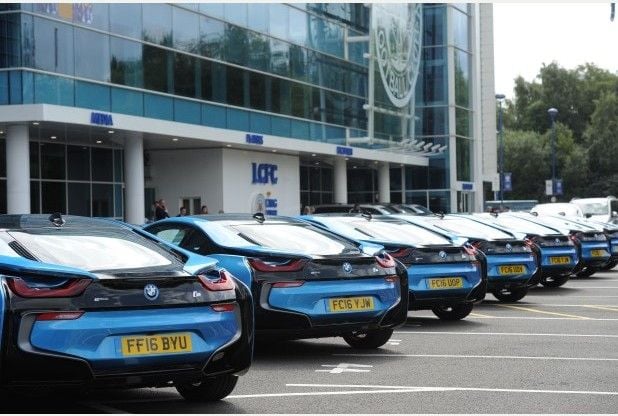 El dueño de Leicester City regala un BMW i8 a cada jugador