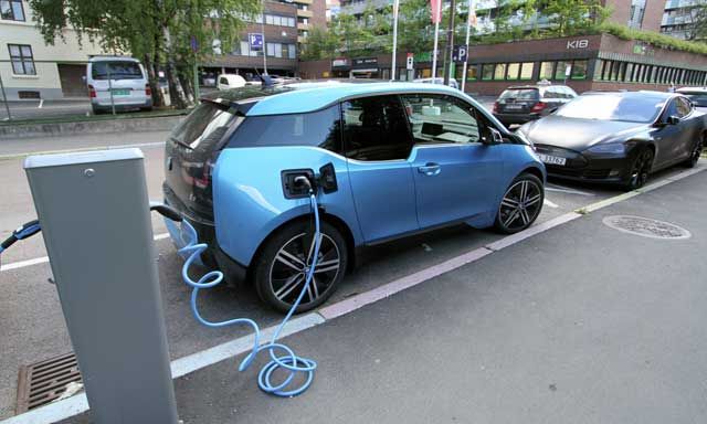 BMW pone en marcha en Reino Unido un programa para cambiar un diésel por un coche eléctrico