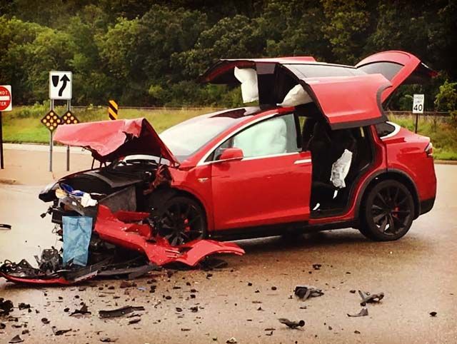 Un Tesla Model X resiste un fuerte impacto lateral. El propietario quiere a su familia de nuevo en un Tesla