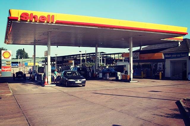 crediton_shell_petrol_station_at_station_cross_-_geograph-org