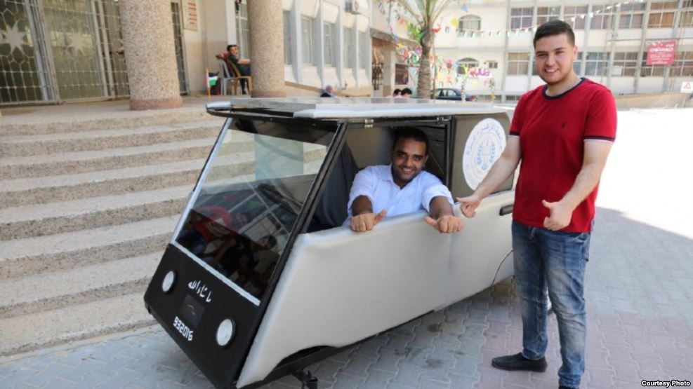 Un grupo de estudiantes palestinos diseñan un coche eléctrico solar