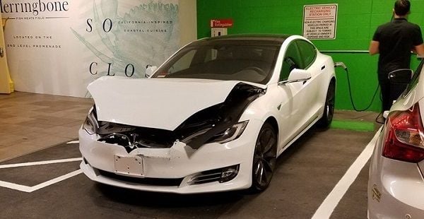 La cámara del sistema Autopilot de Tesla recoge el momento de un accidente