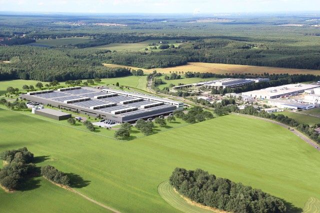 Daimler beginnt mit dem Bau einer zweiten Batteriefabrik bei der ACCUMOTIVE am Standort Kamenz. Die Produktions- und Logistikfläche wird mit der neuen Fabrik auf rund 80.000 m2 vervierfacht. ; Daimler subsidiary ACCUMOTIVE starts construction of second battery factory in Kamenz - fourfold increase of production and logistics area up to around 80,000 m2;