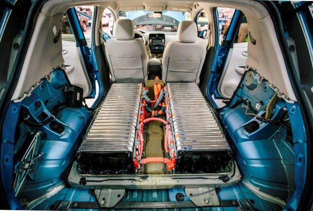 148281_labour_of_love_nissan_employees_build_48_kwh_leaf_prototype_in_their_spare-copia