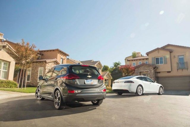 2017-chevrolet-bolt-ev-premier-vs-2016-tesla-model-s-60-rear-three-quarters