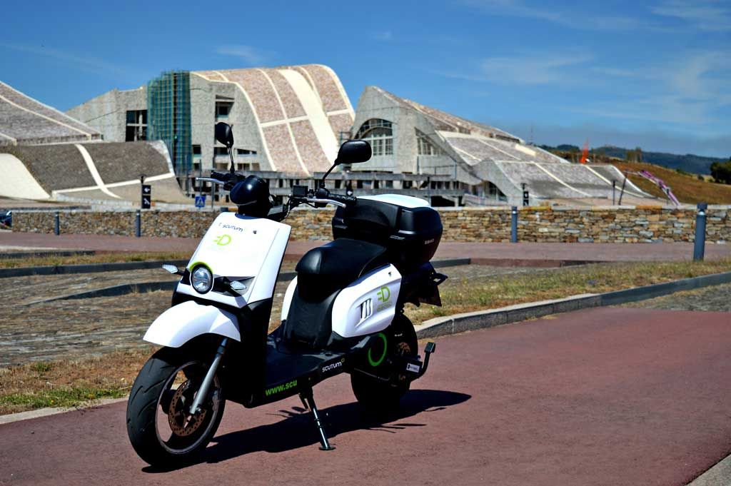 Probamos la Scutum S:02. Un scooter eléctrico funcional