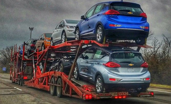 Los primeros Chevrolet Bolt salen de la fábrica hacia los concesionarios. Recarga de hasta 80 kW