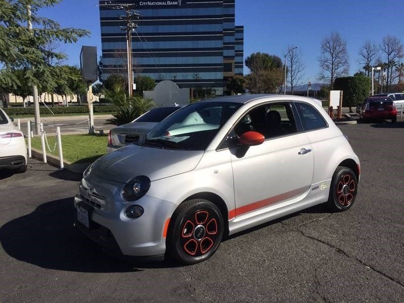 El FIAT 500e es el único coche eléctrico "de compromiso" que queda en California. Dentro de poco recibirá una actualización