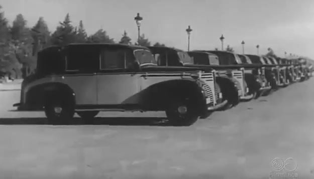 Un poco de historia. Cambio de batería de un taxi eléctrico de Barcelona en 1943