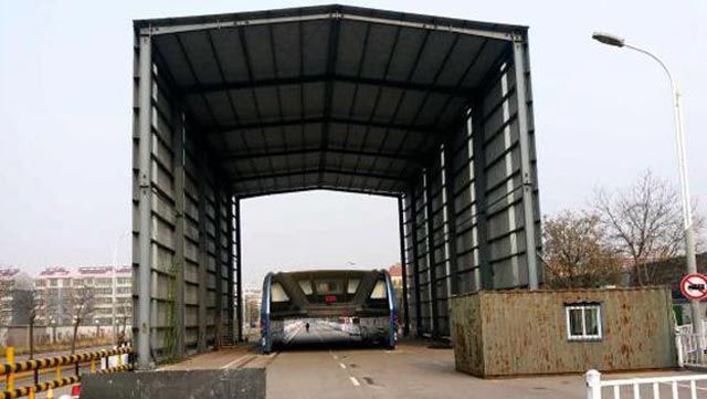 TEB-1. El autobús eléctrico y elevado chino queda olvidado y abandonado