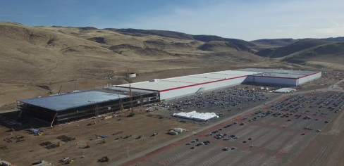 La Gigafábrica de Tesla en Nevada alcanza una producción anual de 30 GWh. Estrecha colaboración con Panasonic, pero dudas sobre su papel en las nuevas fábricas de China y Europa