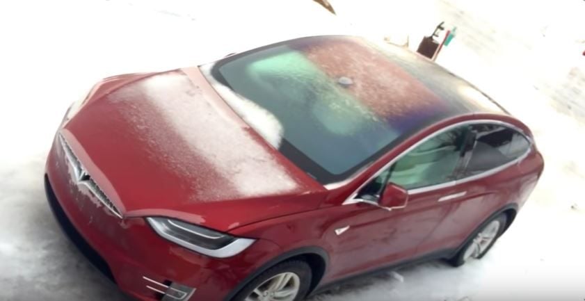 Es tiempo de heladas, ¿cómo se comportan las puertas del Model X bajo una capa de hielo?