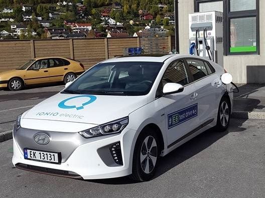 El Hyundai IONIQ recargando hasta 70 kW en un punto de recarga CCS Combo de 100 kW