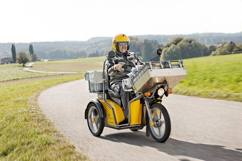 La empresa de correos de Suiza manda al museo a su último scooter gasolina. Flota 100% eléctrica