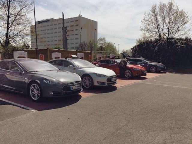 Un hotel de Francia apaga temporalmente un Supercargador de Tesla después del ataque a un coche convencional