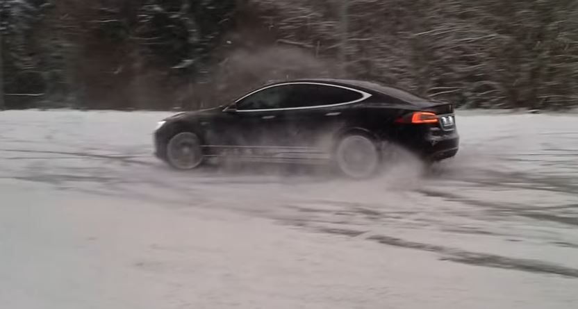 ¿Cansado de que el Autopilot conduzca por ti? Vete a hacer unos ceros en la nieve con tu Tesla Model S (Vídeo)