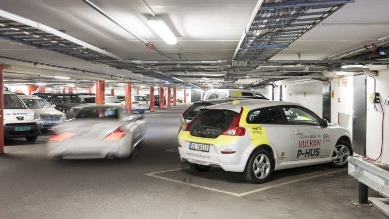 Noruega es otro mundo. Un parking con 102 puntos de recarga, y batería de respaldo