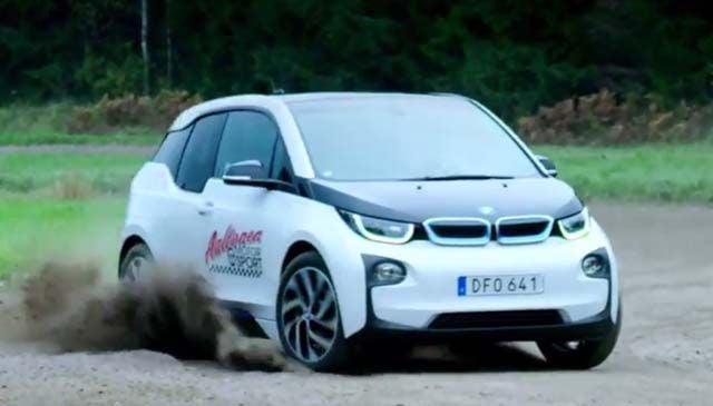 La leyenda de los ralis Rauno Aaltonen prueba el BMW i3 en un circuito de tierra